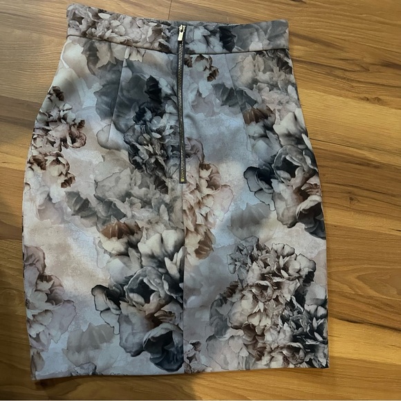 H&M Gray Floral Mini Skirt - Picture 2 of 3